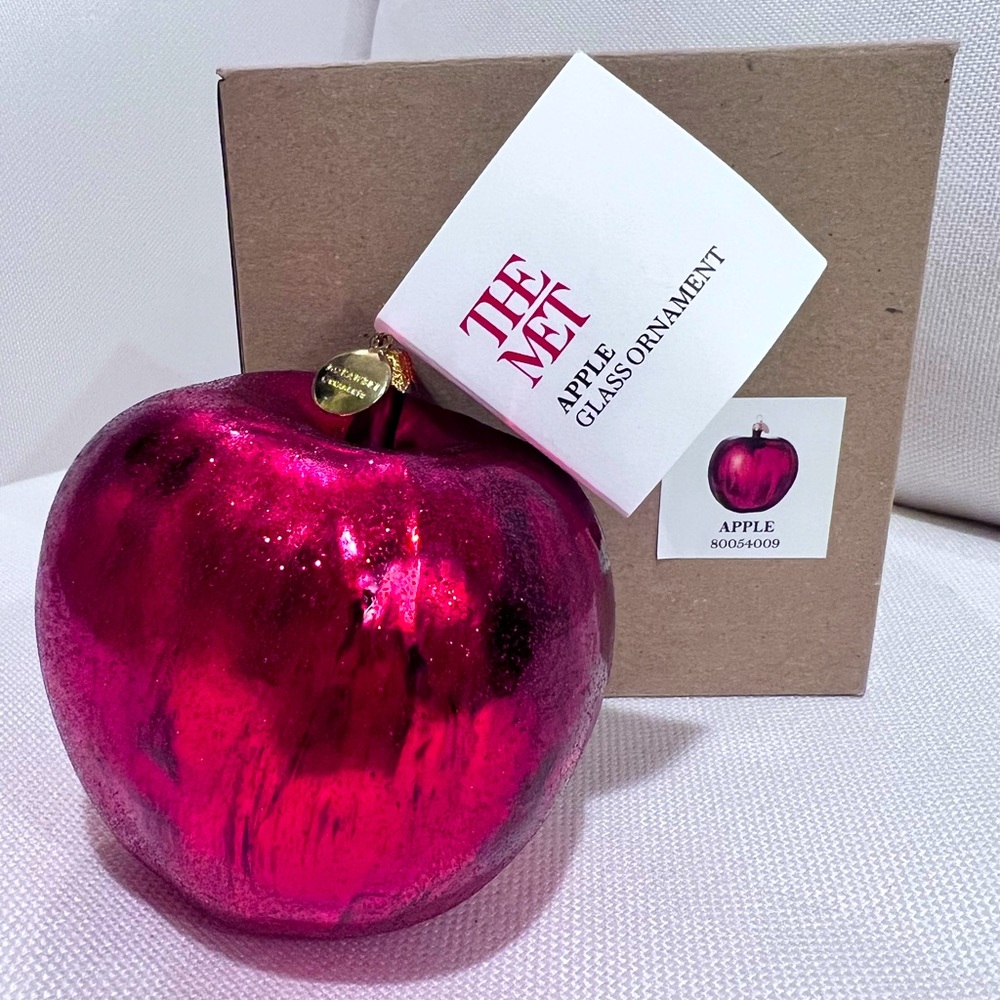 The MET apple ornament